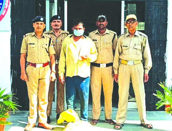 पुलिस गिरफ्त में आरोपित पुलिस गिरफ्त में आरोपित