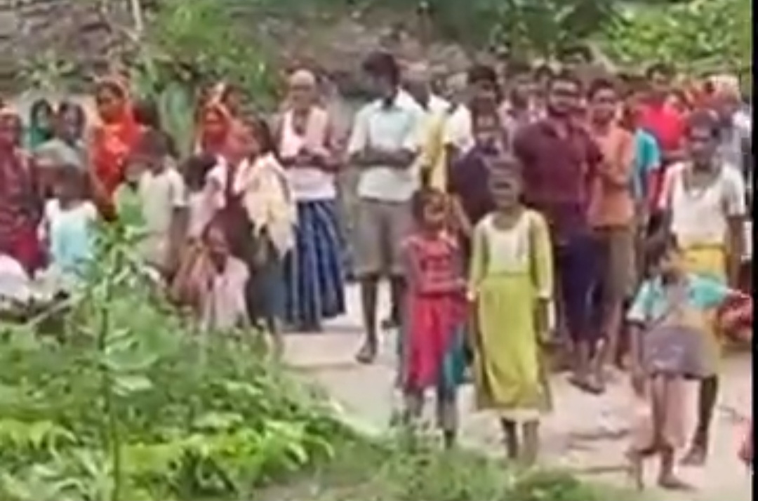 घटना के बाद जुटी लोगो की भीड़ घटना के बाद जुटी लोगो की भीड़