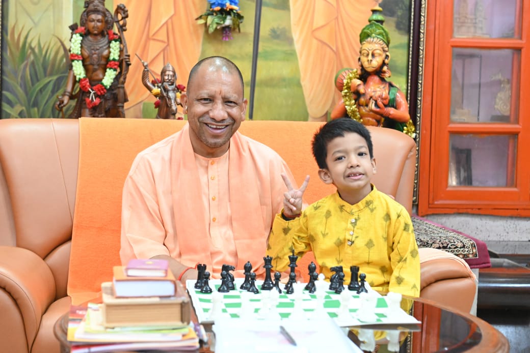 *सबसे कम उम्र के फीडे रेटेड खिलाड़ी कुशाग्र के साथ शतरंज खेल सीएम योगी ने बढ़ाया उत्साह*