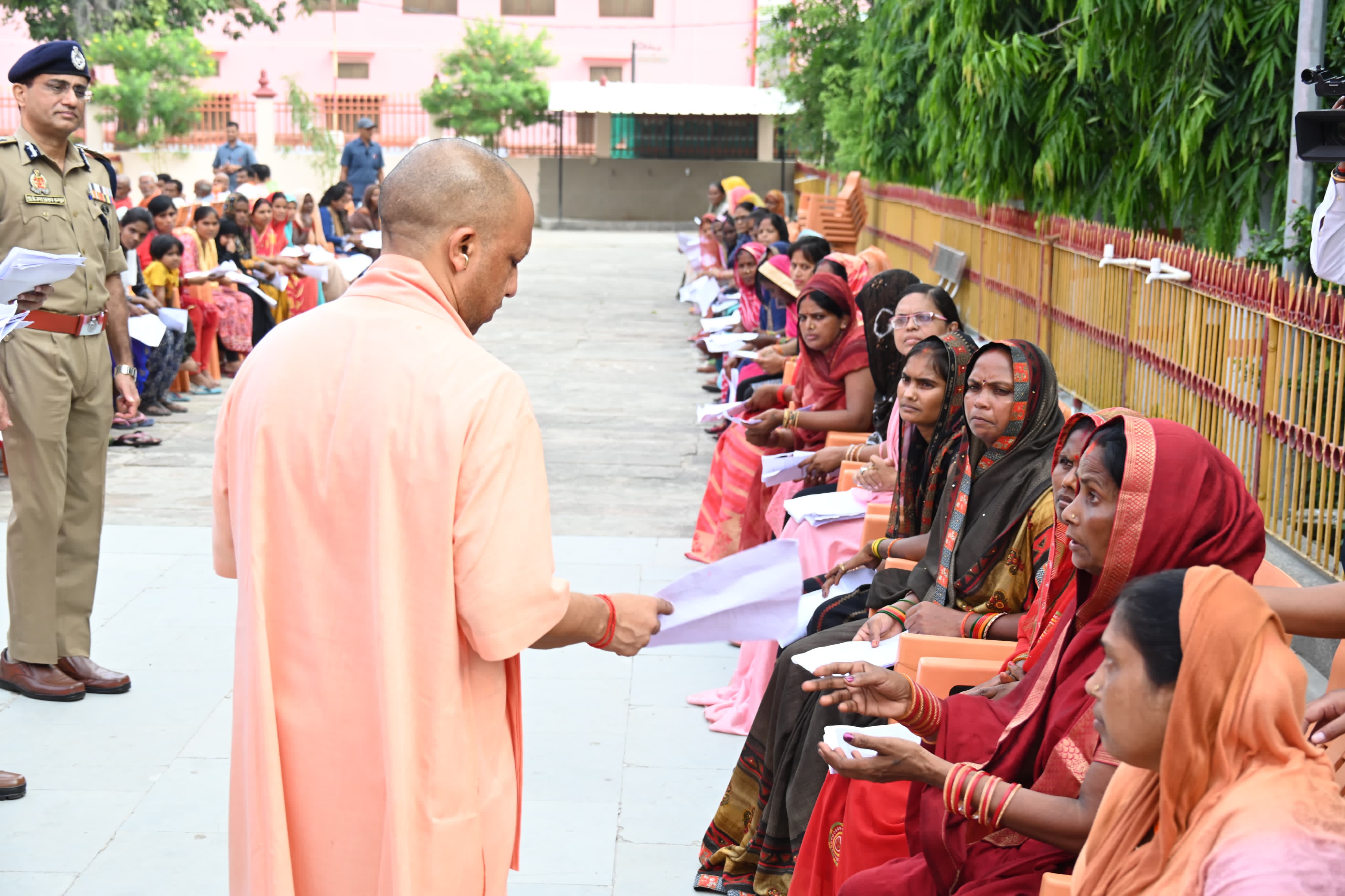 *हर जरूरतमंद का आयुष्मान कार्ड बनवाने के निर्देश दिए सीएम योगी ने* *हर जरूरतमंद का आयुष्मान कार्ड बनवाने के निर्देश दिए सीएम योगी ने*