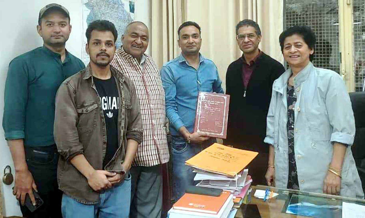 अपनी पीएचडी की थीसिस के साथ चतुर्थ श्रेणी कर्मचारी डॉ. शिवराज सिंह कपकोटी। अपनी पीएचडी की थीसिस के साथ चतुर्थ श्रेणी कर्मचारी डॉ. शिवराज सिंह कपकोटी।