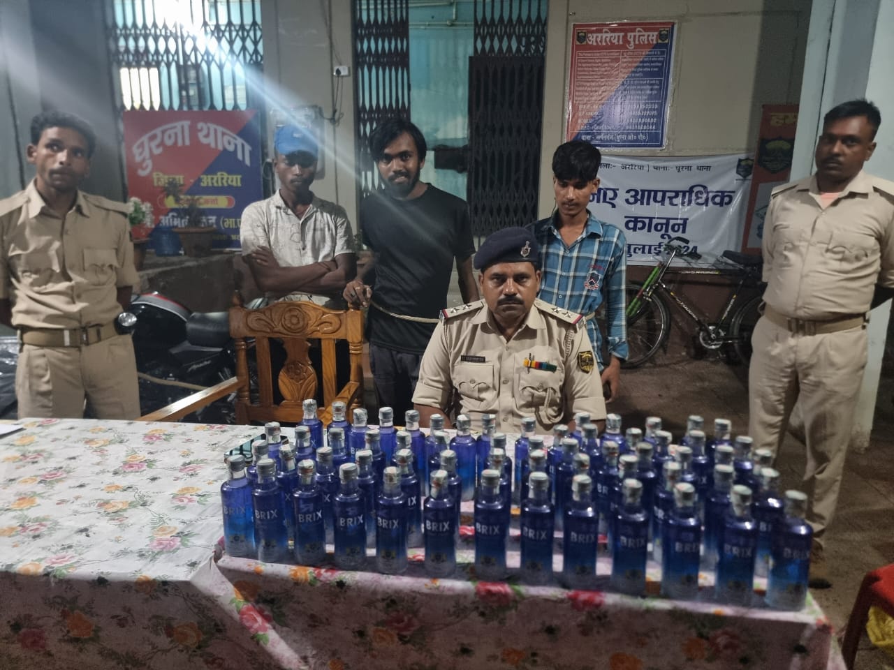 अररिया फोटो:बरामद शराब और तस्कर के साथ थानाध्यक्ष