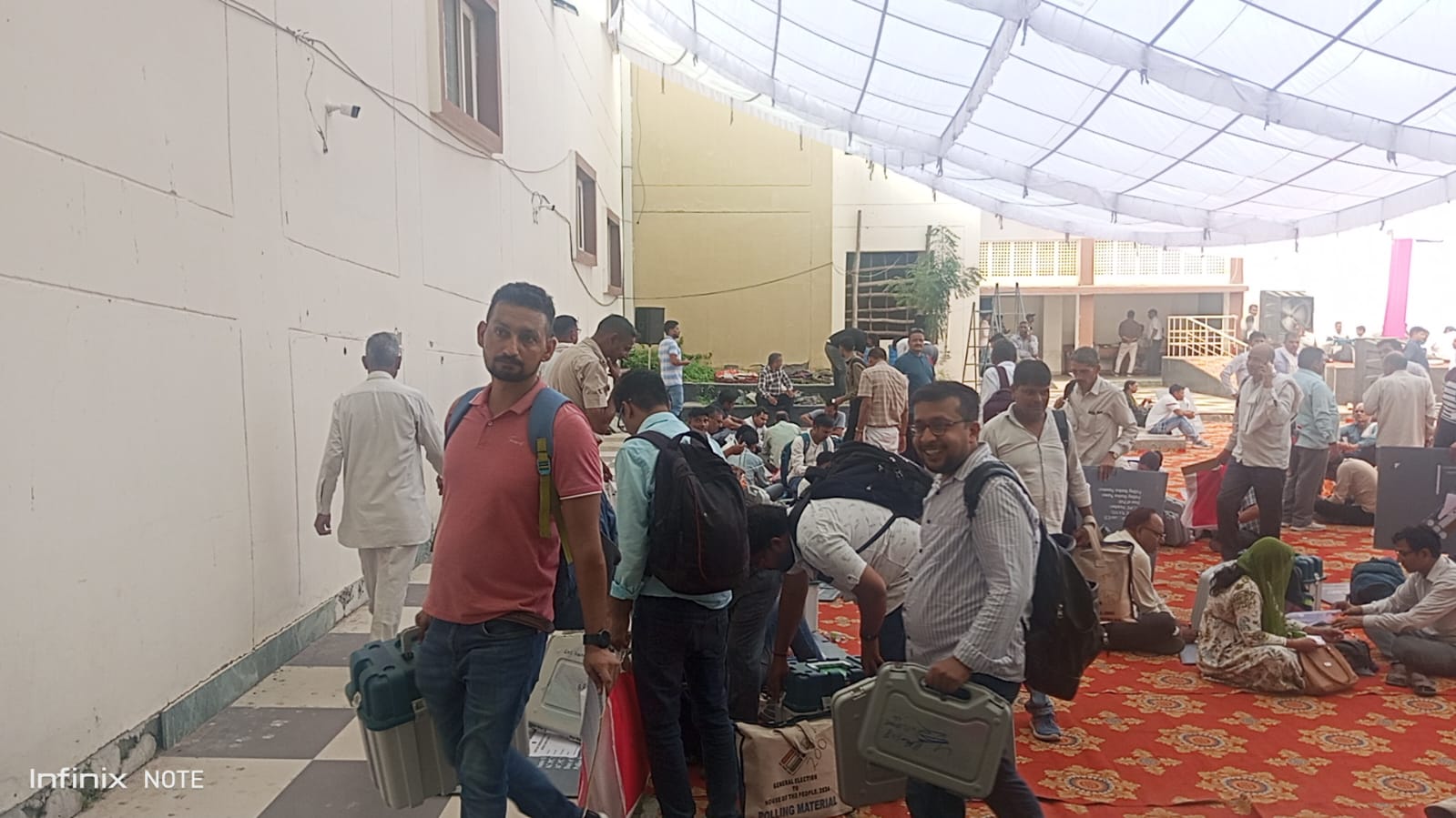 पोलिंग पार्टियों के हाथ में चुनाव सामग्री