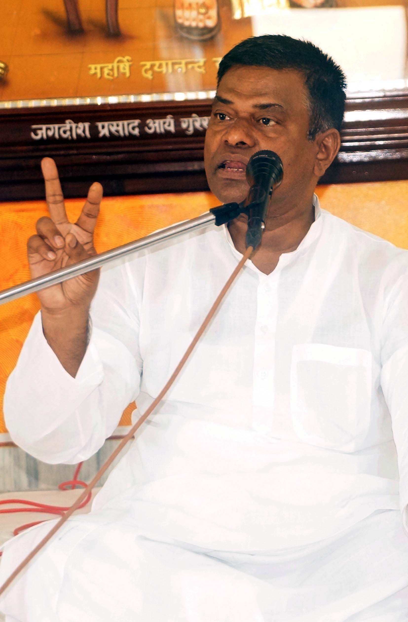 आर्य समाज, मॉडल टाउन के वार्षिकोत्सव में प्रवचन देते प्रो. धर्मेन्द शास्त्री व उपस्थित लोग। आर्य समाज, मॉडल टाउन के वार्षिकोत्सव में प्रवचन देते प्रो. धर्मेन्द शास्त्री व उपस्थित लोग।