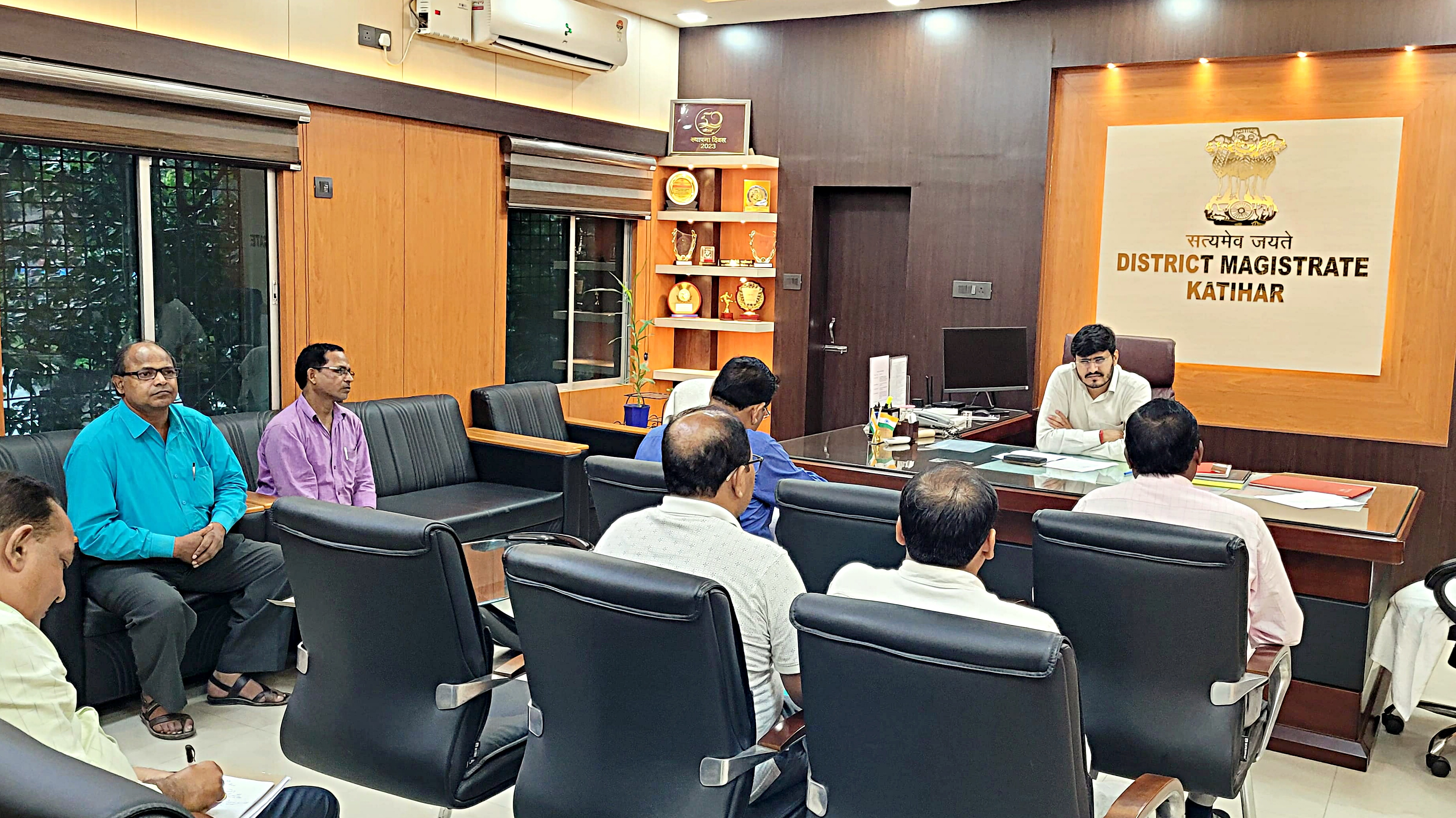 बैठक करते हुए अधिकारी