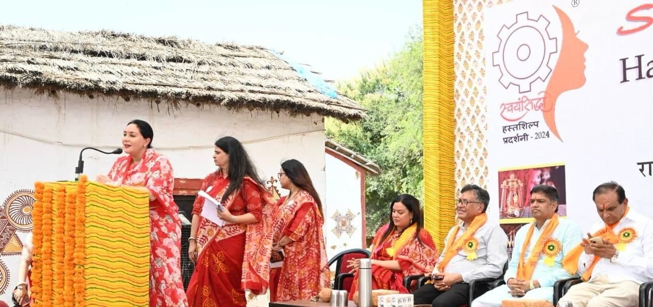लघु उद्योग भारती महिला संगठन की प्रदर्शनी काे संबाेधित करती दीयाकुमारी। लघु उद्योग भारती महिला संगठन की प्रदर्शनी काे संबाेधित करती दीयाकुमारी।