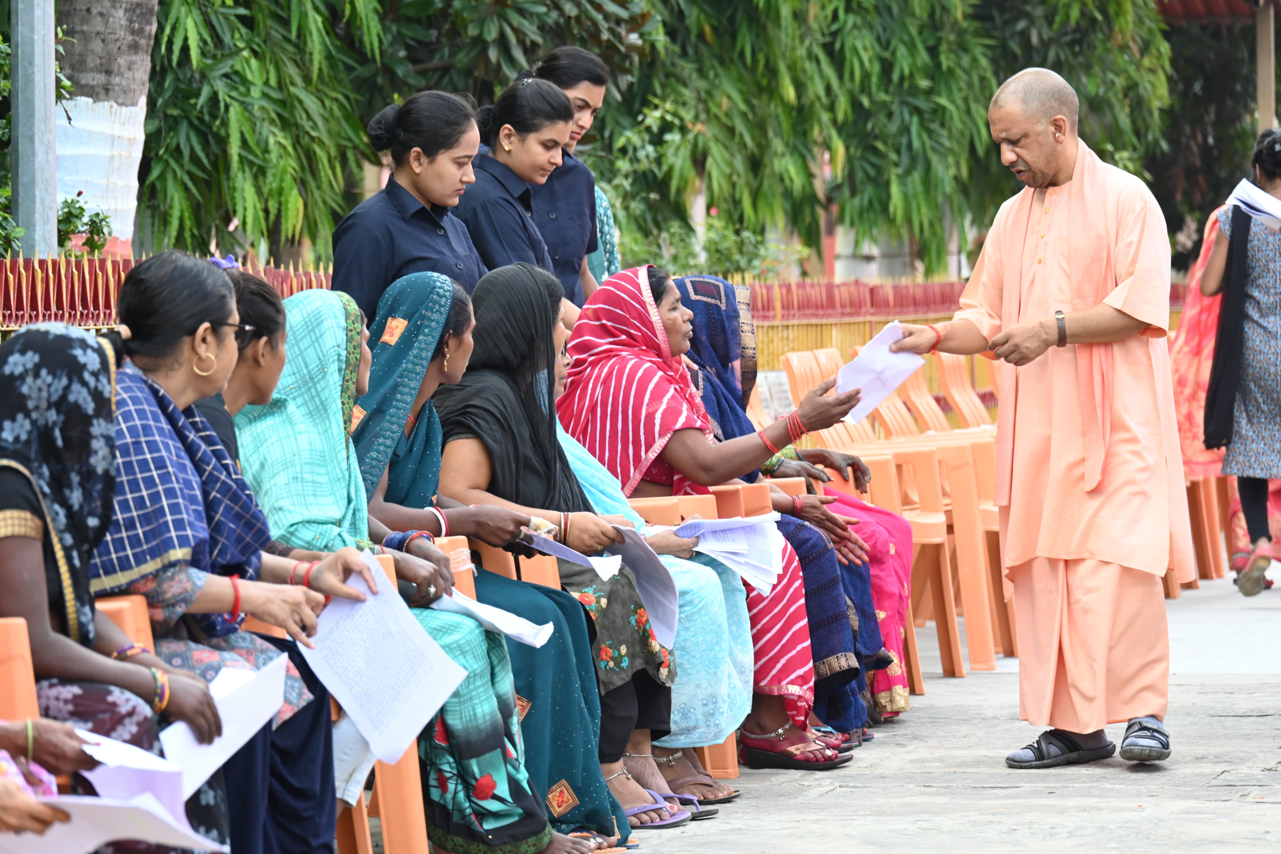 *हर जरूरतमंद का आयुष्मान कार्ड बनवाने के निर्देश दिए सीएम योगी ने* *हर जरूरतमंद का आयुष्मान कार्ड बनवाने के निर्देश दिए सीएम योगी ने*