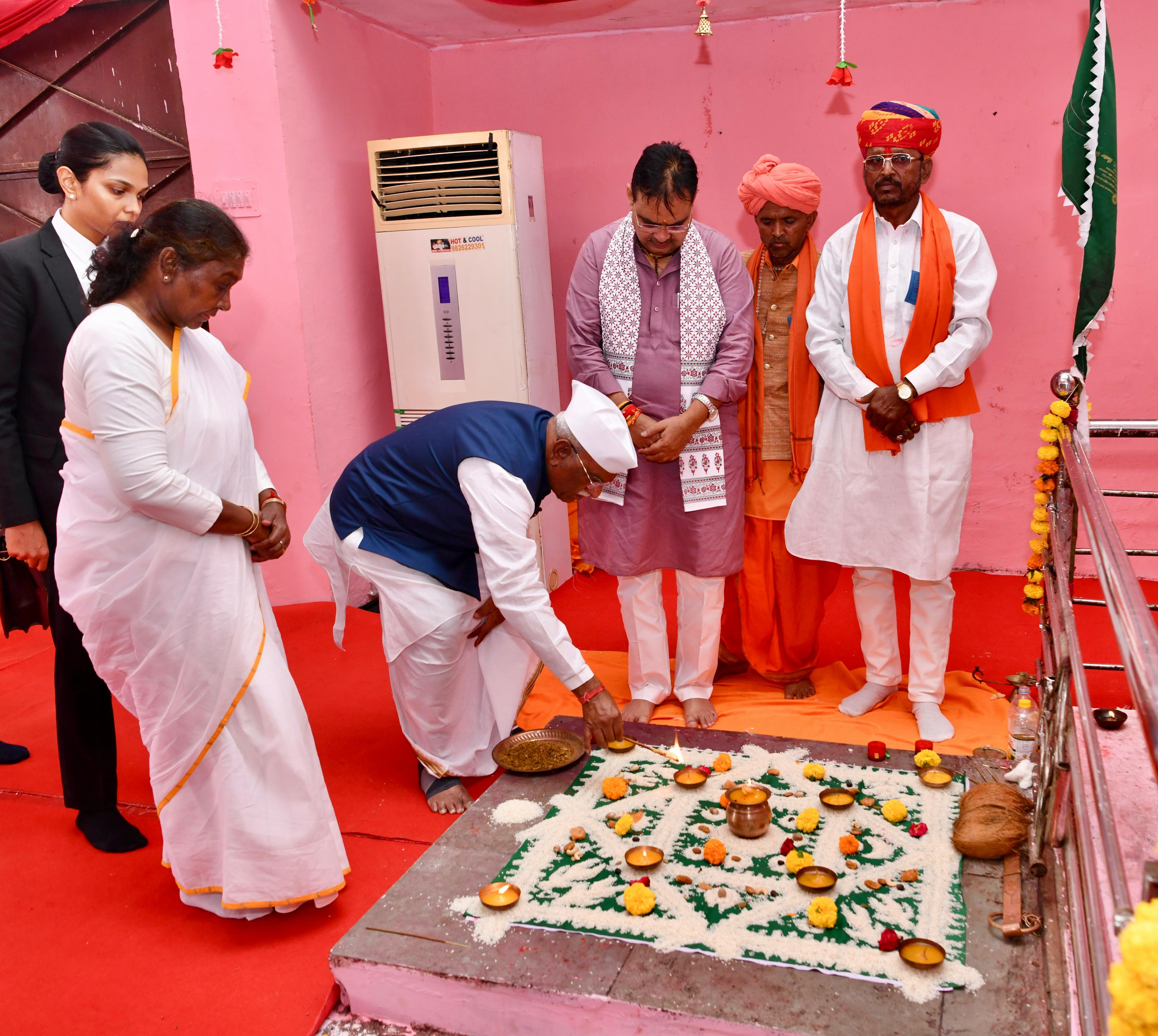राष्ट्रपति के साथ मानगढ़ धाम में धूनी दर्शन कर शहीदों को नमन किया राष्ट्रपति के साथ मानगढ़ धाम में धूनी दर्शन कर शहीदों को नमन किया