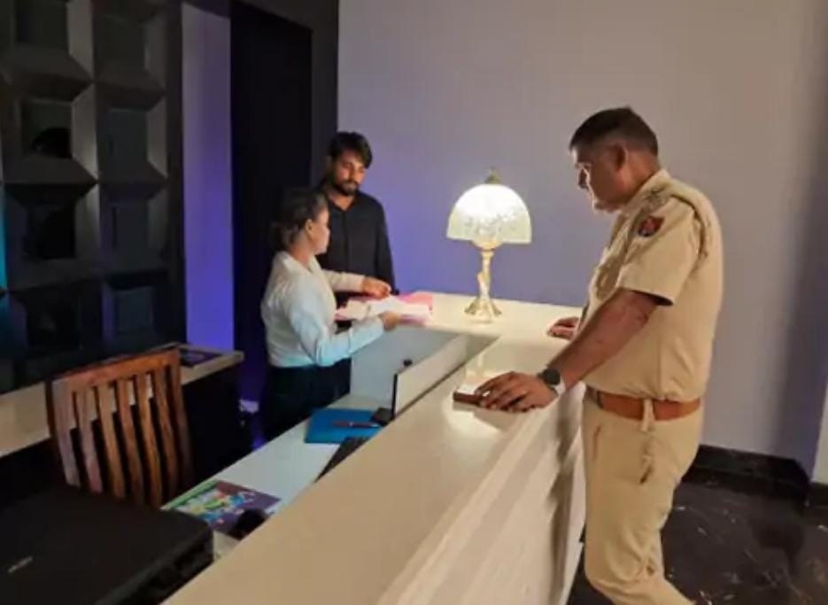 हाेटल पर जांच करते पुलिस कमीर् हाेटल पर जांच करते पुलिस कमीर्