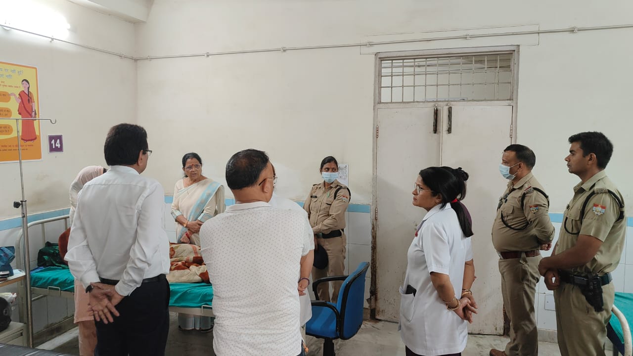 महिला आयोग की अध्यक्ष कुसुम कण्डवाल रायपुर क्षेत्र में मैजिक में दुष्कर्म पीड़िता से अस्पताल में भेंट करती। महिला आयोग की अध्यक्ष कुसुम कण्डवाल रायपुर क्षेत्र में मैजिक में दुष्कर्म पीड़िता से अस्पताल में भेंट करती।