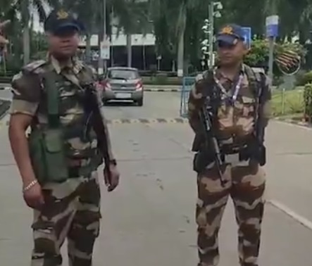 वडोदरा हवाईअड्डे पर सुरक्षा के लिए तैनात विशेष पुलिस टीम। वडोदरा हवाईअड्डे पर सुरक्षा के लिए तैनात विशेष पुलिस टीम।
