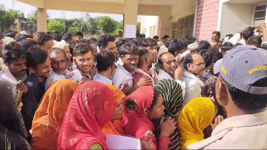 खाद के लिए परेशान महिलाएं लगी लाइन में खाद के लिए परेशान महिलाएं लगी लाइन में