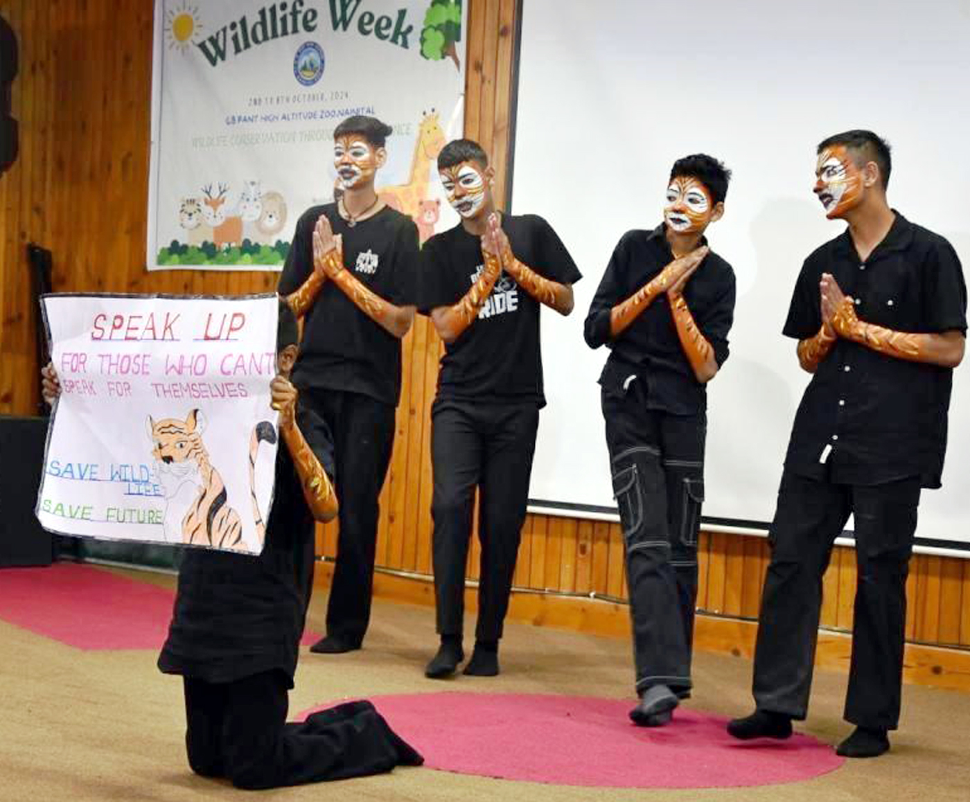 नैनीताल प्राणी उद्यान में आयोजित नृत्य प्रतियोगिता से वन्य जीव संरक्षण का संदेश देते प्रतिभागी बच्चे। नैनीताल प्राणी उद्यान में आयोजित नृत्य प्रतियोगिता से वन्य जीव संरक्षण का संदेश देते प्रतिभागी बच्चे।