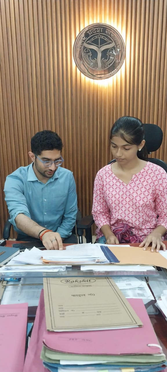 एक दिन के लिए सीडीओ बनी कुमारी संजीवनी राजेश साथ मुख्य विकास अधिकारी: फोटो बच्चा गुप्ता एक दिन के लिए सीडीओ बनी कुमारी संजीवनी राजेश साथ मुख्य विकास अधिकारी: फोटो बच्चा गुप्ता