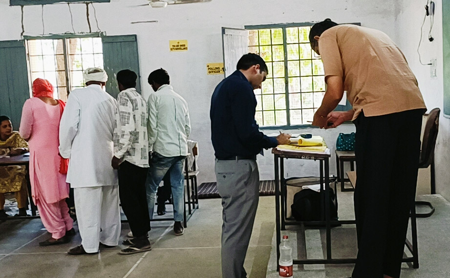 उपायुक्त डाण मनाोज कुमार मतदान केंद्र में जांच करते हुए उपायुक्त डाण मनाोज कुमार मतदान केंद्र में जांच करते हुए