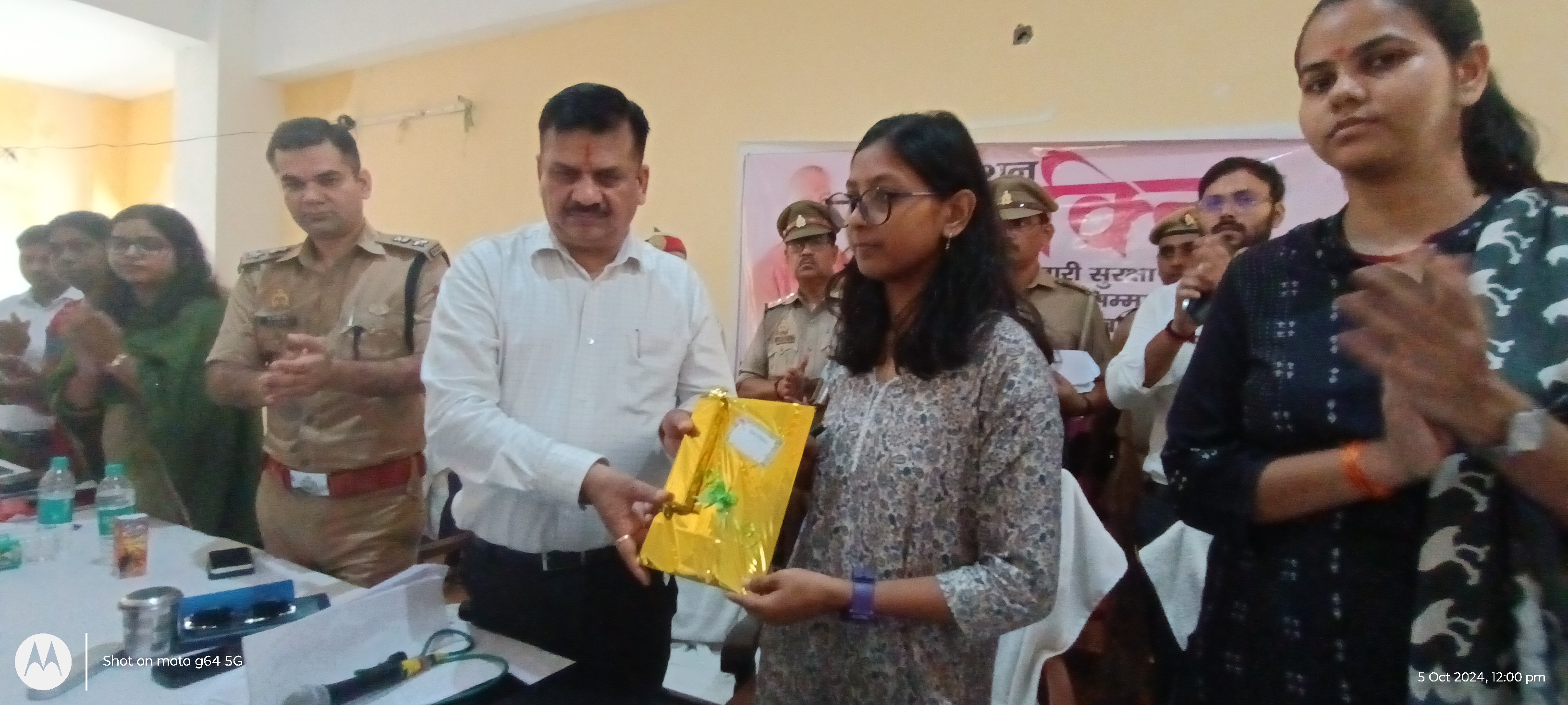 एक दिन की जिलाधिकारी बनी सेजल गुप्ता कुछ मामलो का किया समाधान एक दिन की जिलाधिकारी बनी सेजल गुप्ता कुछ मामलो का किया समाधान