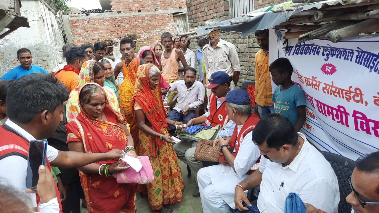 बाढ़ पीड़ितों में तिरपाल, सूखा राशन में चावल, चूड़ा, मिट्ठा, बिस्कुट, नमक, मोमबत्ती, माचिस का झोला, बाढ़ पीड़ितों में तिरपाल, सूखा राशन में चावल, चूड़ा, मिट्ठा, बिस्कुट, नमक, मोमबत्ती, माचिस का झोला,