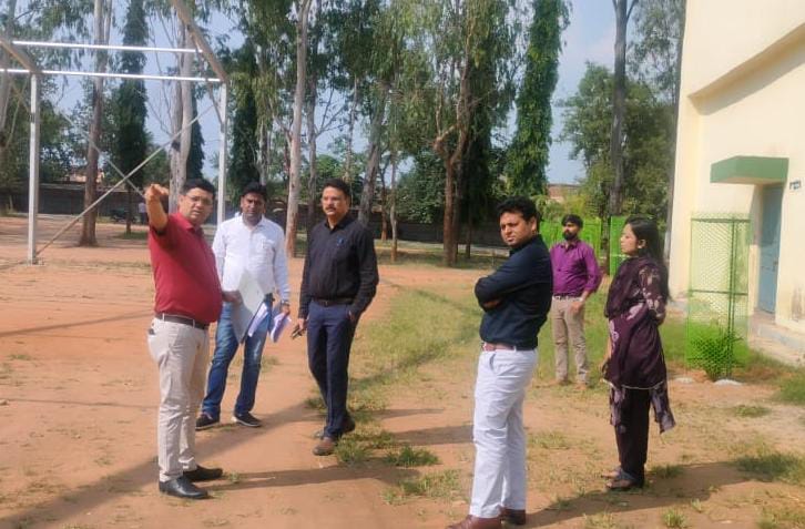 निरीक्षण करते डीसी व अन्य अधिकारी
