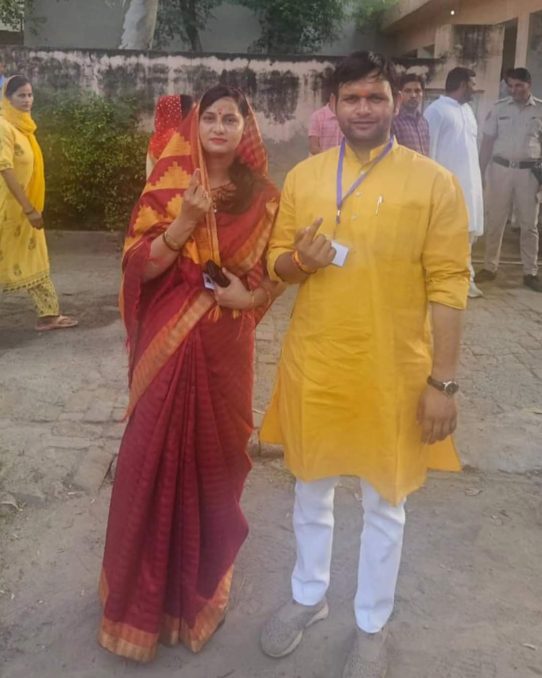 भाजपा उम्मीदवार गौरव गौतम अपनी धर्म पत्नी के साथ डिग्री खान स्कूल में मतदान करते हुए भाजपा उम्मीदवार गौरव गौतम अपनी धर्म पत्नी के साथ डिग्री खान स्कूल में मतदान करते हुए