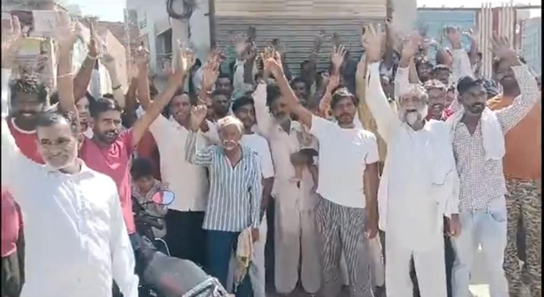 वोटो की खरीद फ्रॉक को लेकर नारेबारी करते वोटो की खरीद फ्रॉक को लेकर नारेबारी करते