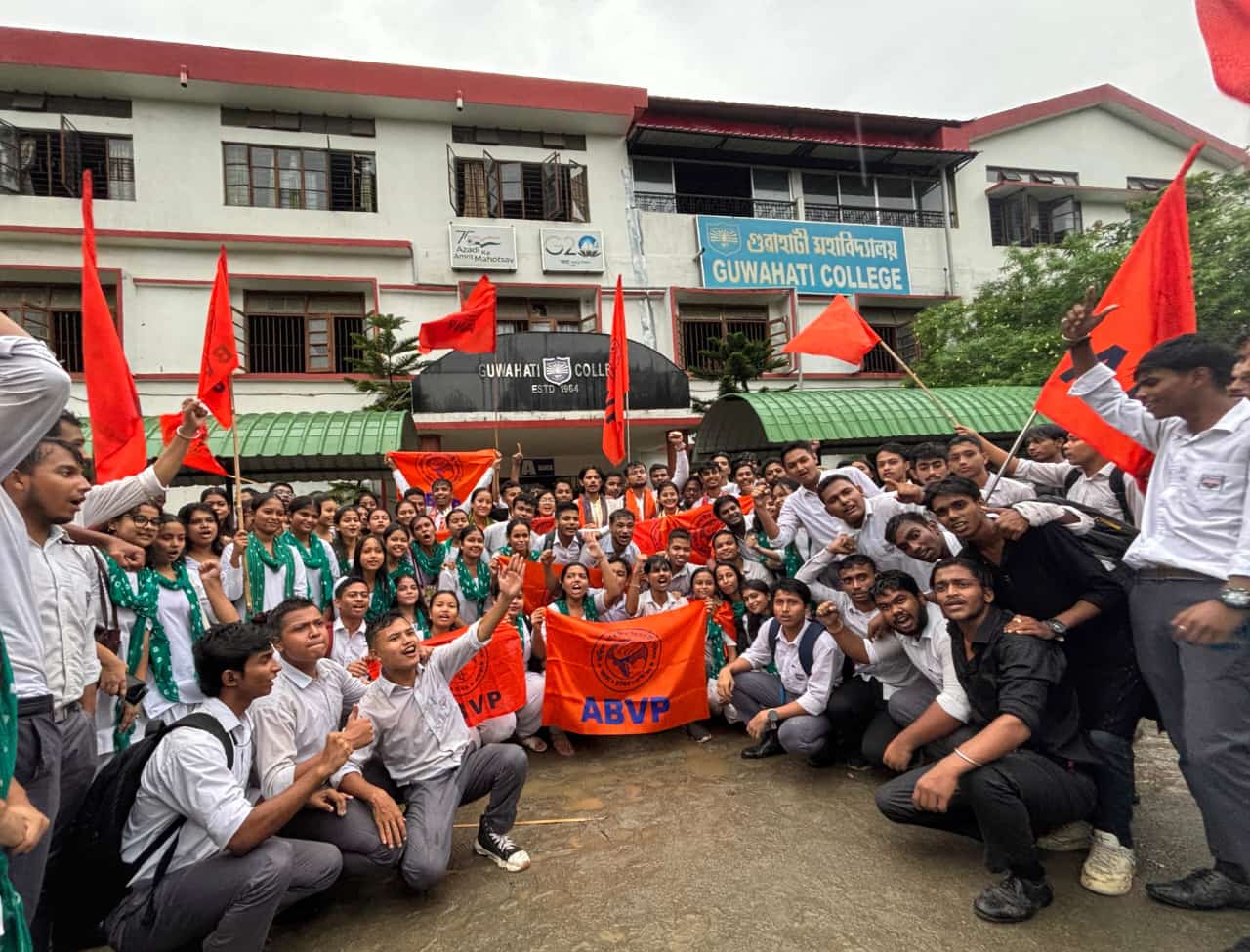 गुवाहाटी: गुवाहाटी कॉलेज छात्र एकता सभा चुनाव में एबीवीपी की भारी जीत के बाद निकाली गई विजय रैली का दृश्य।