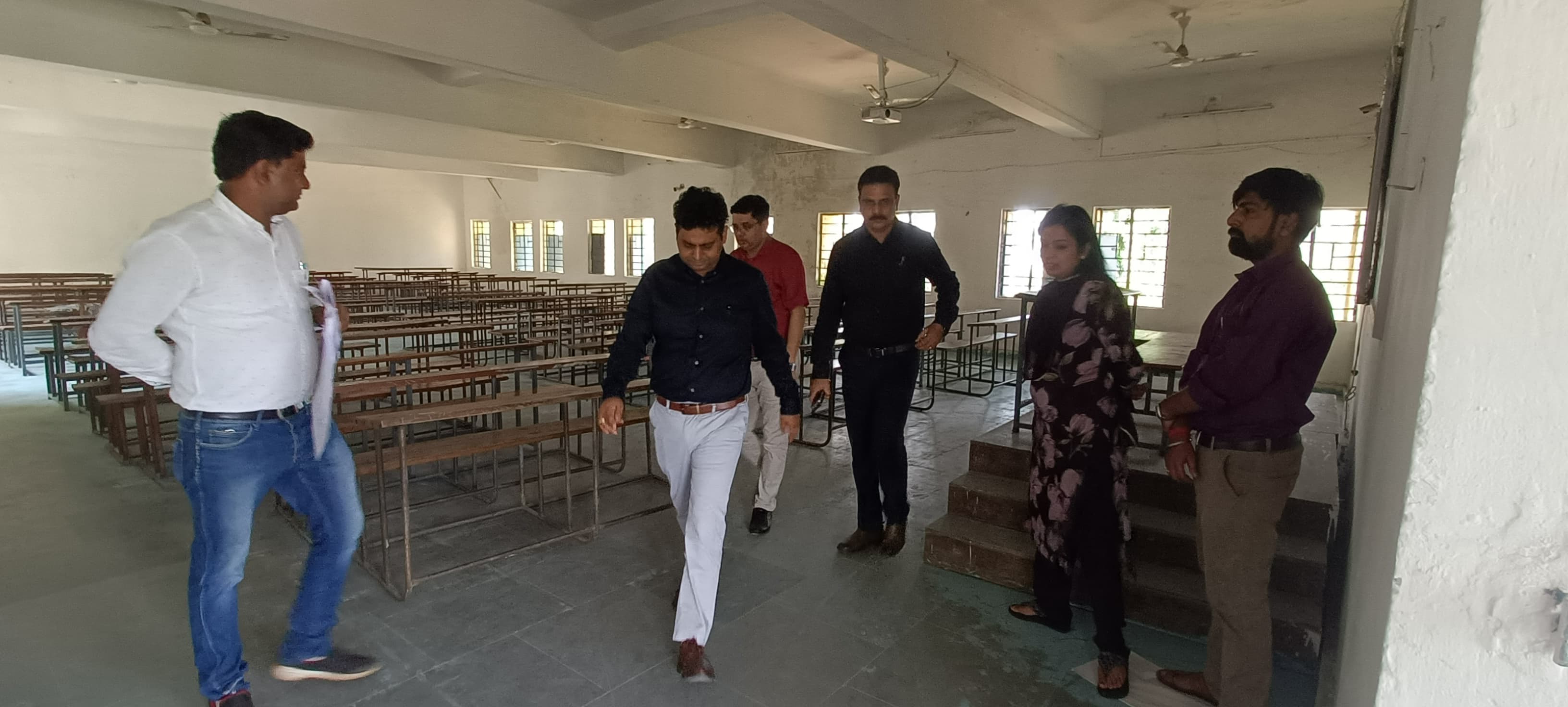 निरीक्षण करते अधिकारी