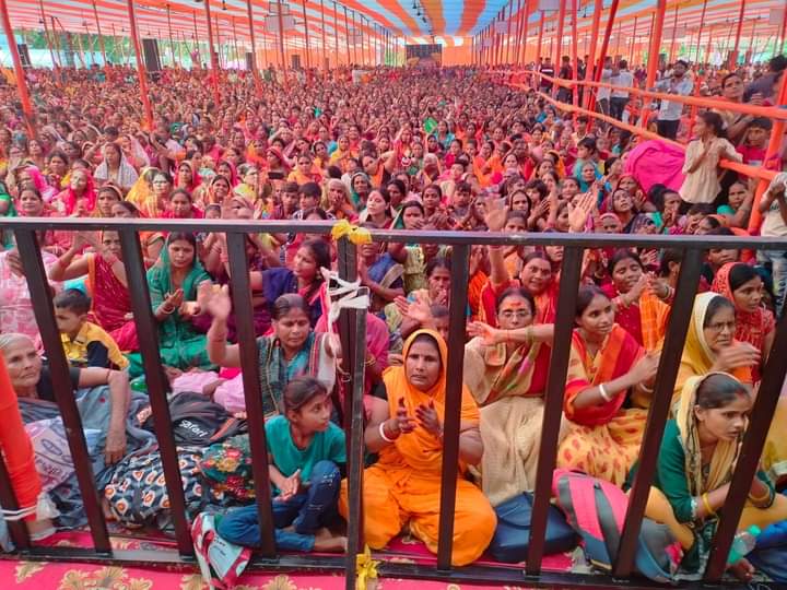 अनिरुद्धचार्य द्वारा भागवत कथा सुनते श्रद्धालु अनिरुद्धचार्य द्वारा भागवत कथा सुनते श्रद्धालु