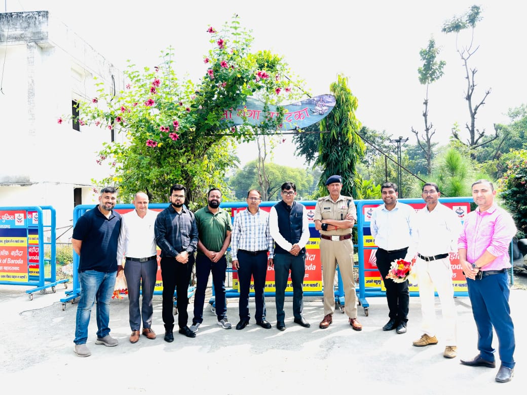 पुलिस को स्लाइडिंग बैरियर प्रदान करते हुए पुलिस को स्लाइडिंग बैरियर प्रदान करते हुए