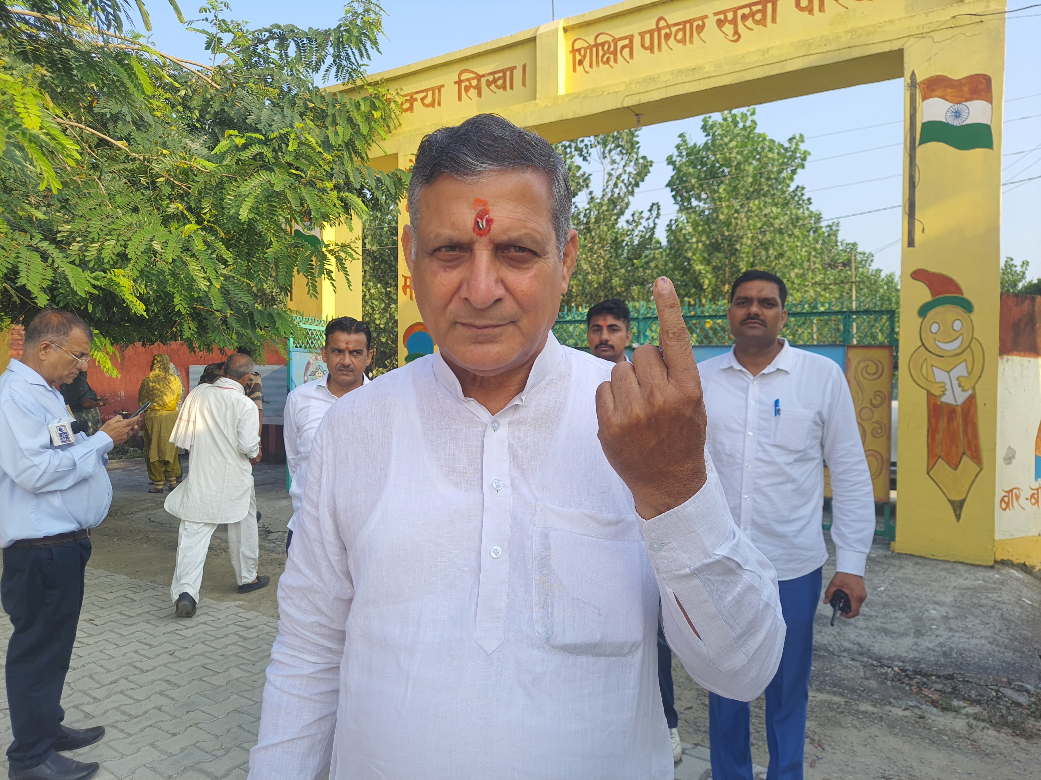 वोट डालने के बाद भाजपा प्रत्याशी कंवर पाल वोट डालने के बाद भाजपा प्रत्याशी कंवर पाल