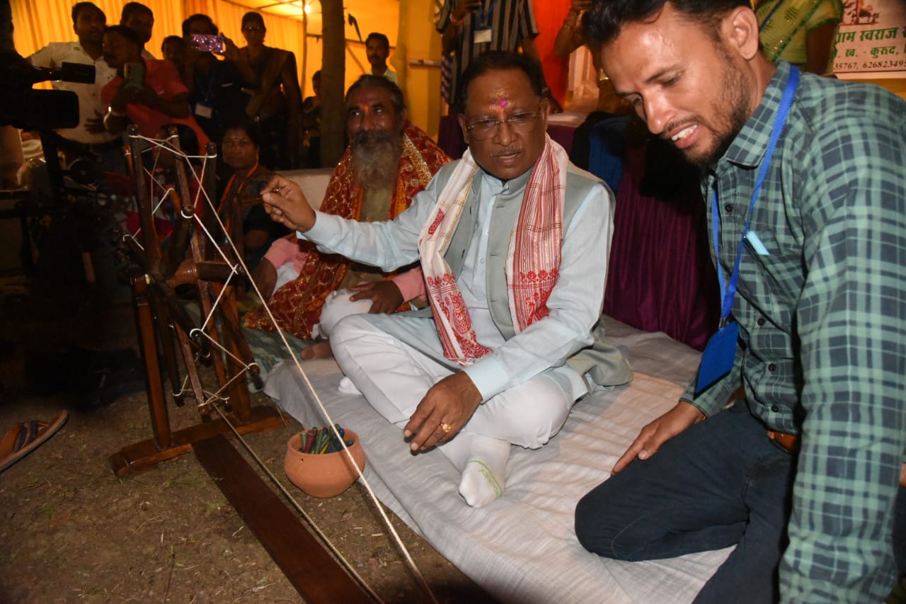 चरखा कातते हुए मुख्यमंत्री विष्णुदेव साय।