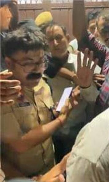 पुलिस अधीक्षक लोगों को समझाते हुए