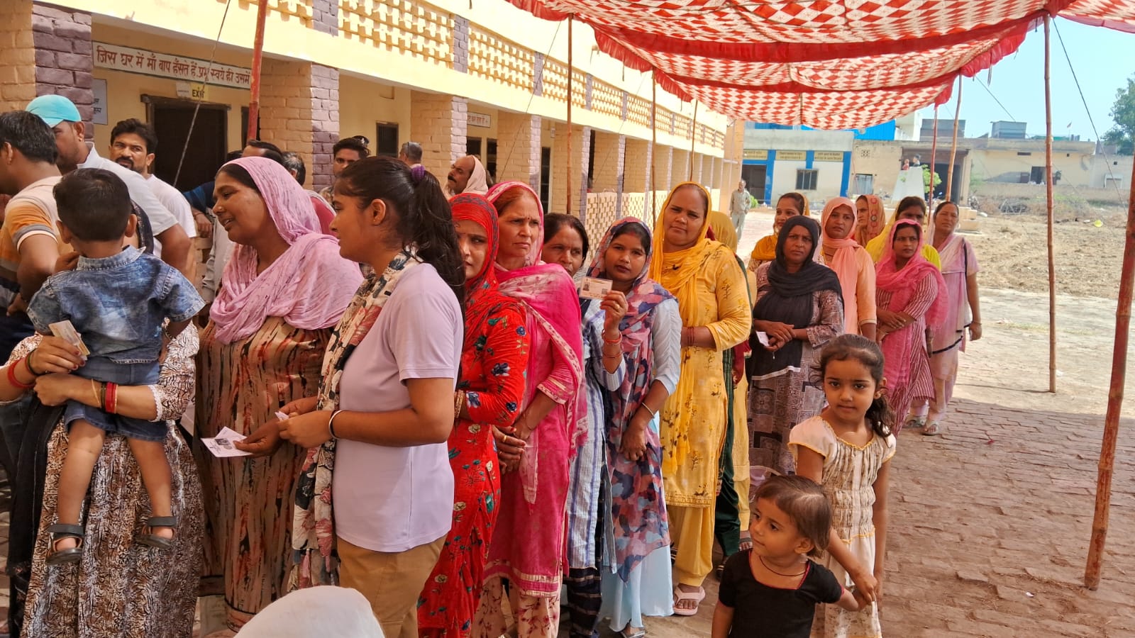 आईटीआई के पोलिंग बूथ पर मतदान के लिए लगी महिलाओं की लंबी लाइन आईटीआई के पोलिंग बूथ पर मतदान के लिए लगी महिलाओं की लंबी लाइन