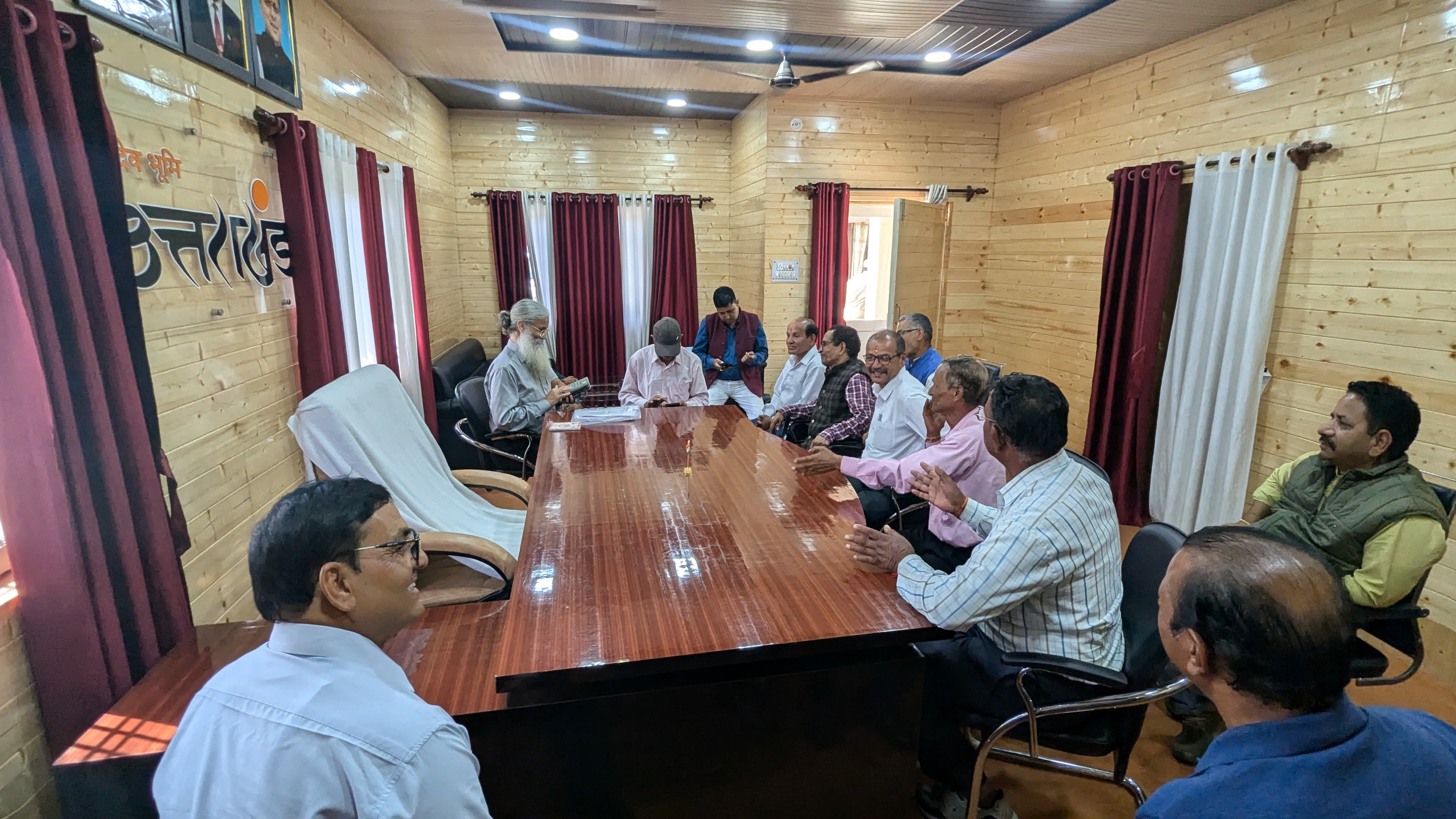 मुख्यमंत्री के सचिव के साथ वार्ता करते मुख्यमंत्री के सचिव के साथ वार्ता करते