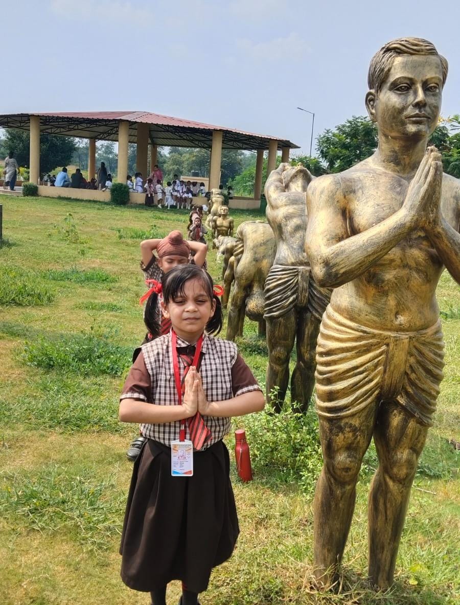 शैक्षिक परिभ्रमण पर गए बच्चे