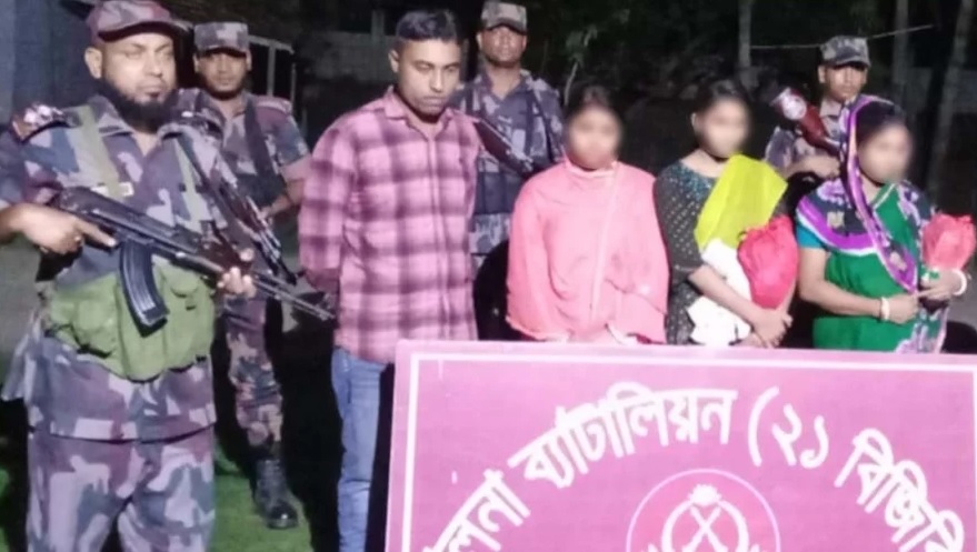 इनकी गिरफ्तारी शुक्रवार शाम करीब साढ़े सात बजे पंचभुलेट सीमा के पास एक खेत से की गई। फोटो-इंटरनेट मीडिया इनकी गिरफ्तारी शुक्रवार शाम करीब साढ़े सात बजे पंचभुलेट सीमा के पास एक खेत से की गई। फोटो-इंटरनेट मीडिया