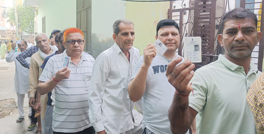 मतदाता लाइन में खेड़ हुए , मतदाता लाइन में खेड़ हुए ,