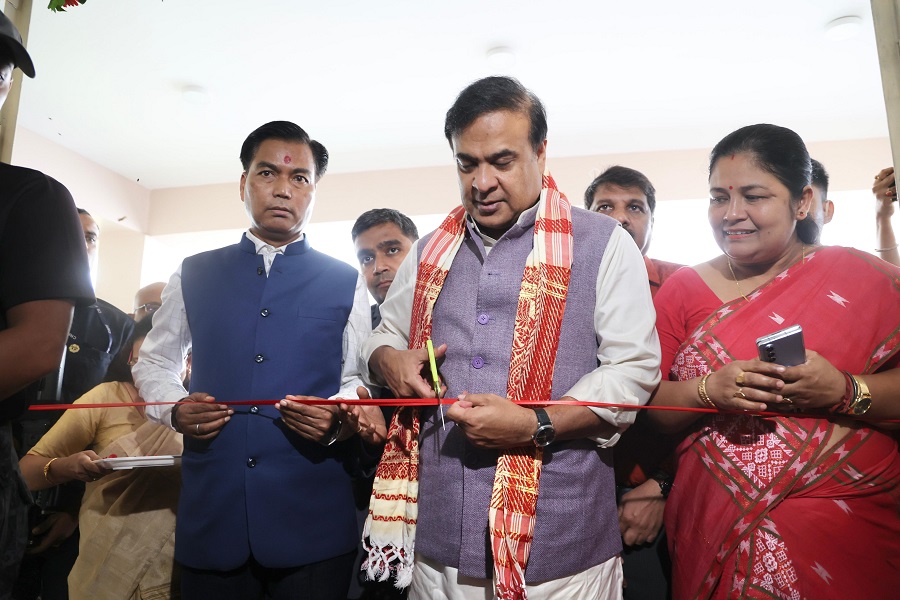 गुवाहाटी: गुवाहाटी के जालुकबाड़ी में आज आयोजित एक समारोह में जालुकबाड़ी सह-जिला मुख्यालय का उद्घाटन करते मुख्यमंत्री डॉ. हिमंत बिस्वा सरमा की तस्वीर।