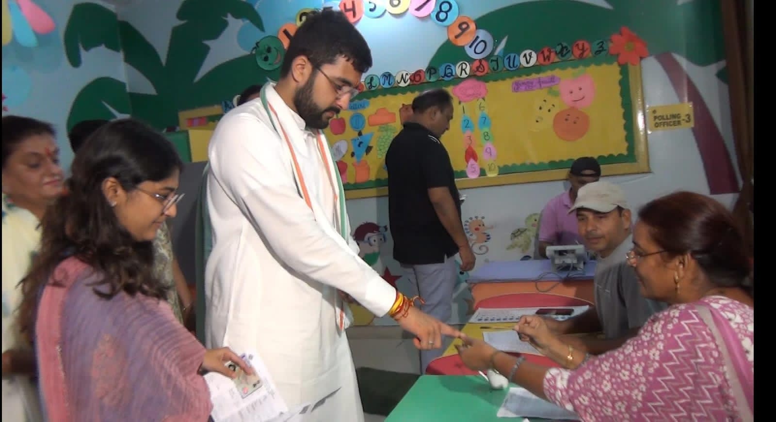 मतदान करते हुए आदित्य सुरजेवाला मतदान करते हुए आदित्य सुरजेवाला