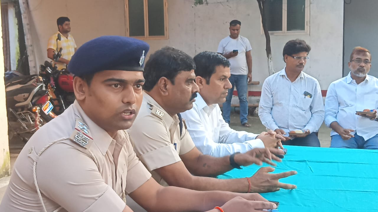 बैठक करते अधिकारी बैठक करते अधिकारी