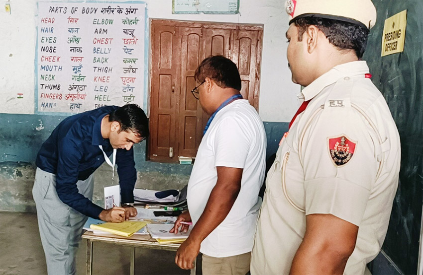 5 Snp- 3 सोनीपत: उपायुक्त मतदान केंद्र में जांच करते हुए 5 Snp- 3 सोनीपत: उपायुक्त मतदान केंद्र में जांच करते हुए