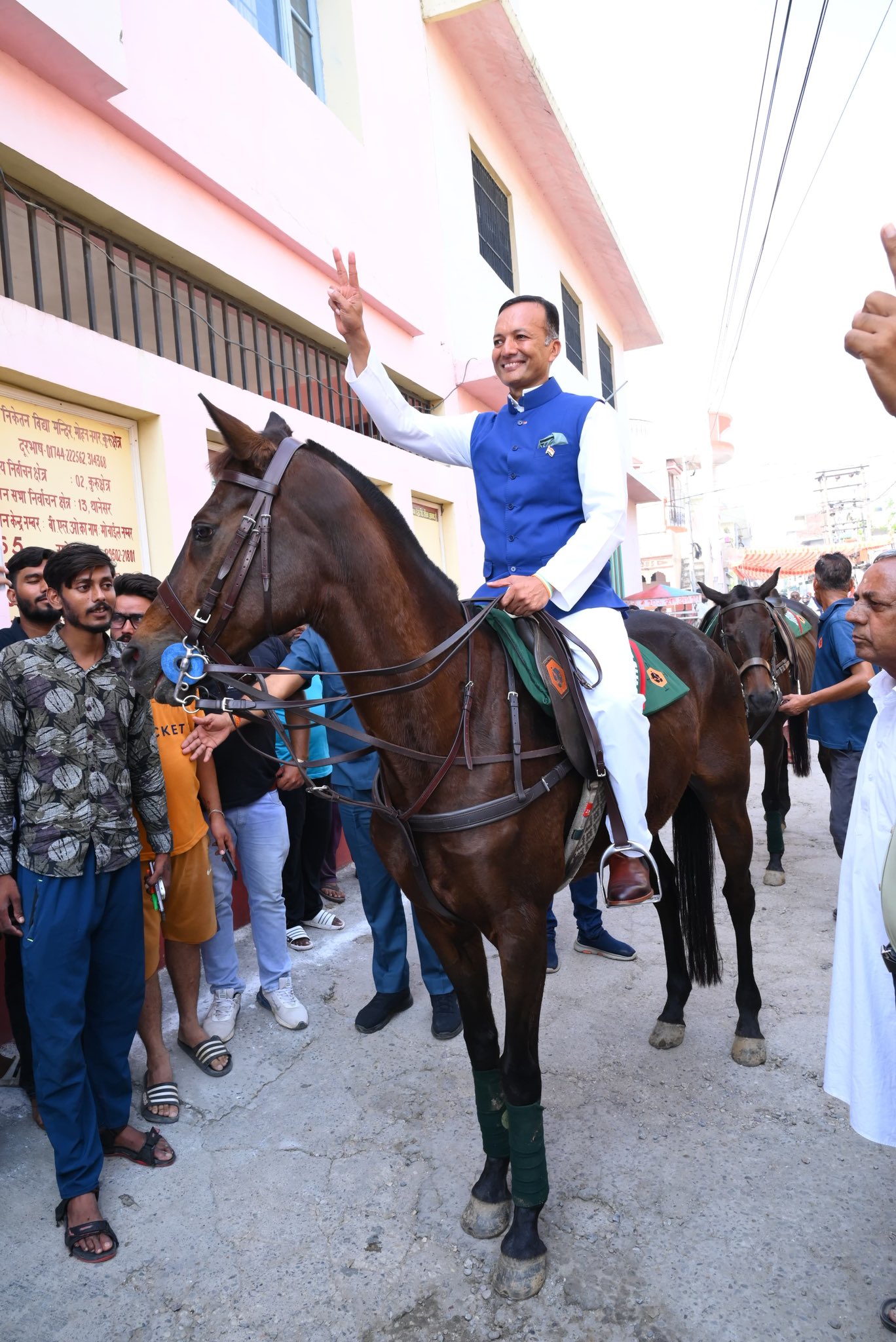 कुरुक्षेत्र के सांसद नवीन जिंदल घाेड़े पर सवार हाेकर वाेट डालने जाते हुए कुरुक्षेत्र के सांसद नवीन जिंदल घाेड़े पर सवार हाेकर वाेट डालने जाते हुए