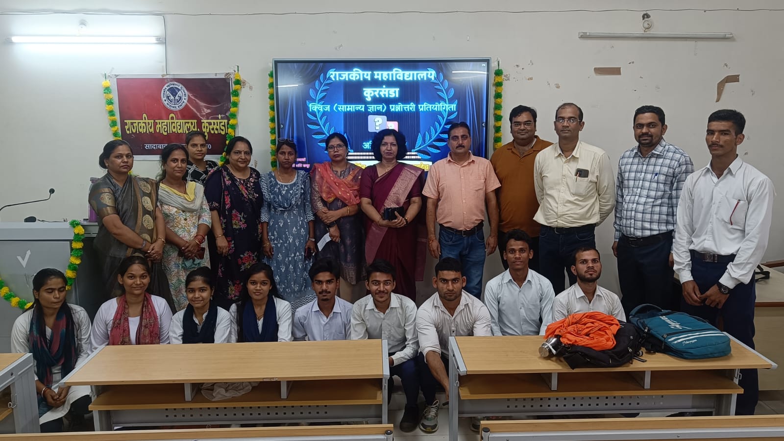 प्रतियोगिता में पुरस्कृत छात्र एवं आयोजक प्रतियोगिता में पुरस्कृत छात्र एवं आयोजक