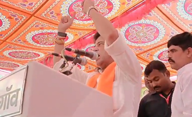 भिण्ड में सभा को संबोधित करते हुए केंद्रीय मंत्री सिंधिया भिण्ड में सभा को संबोधित करते हुए केंद्रीय मंत्री सिंधिया