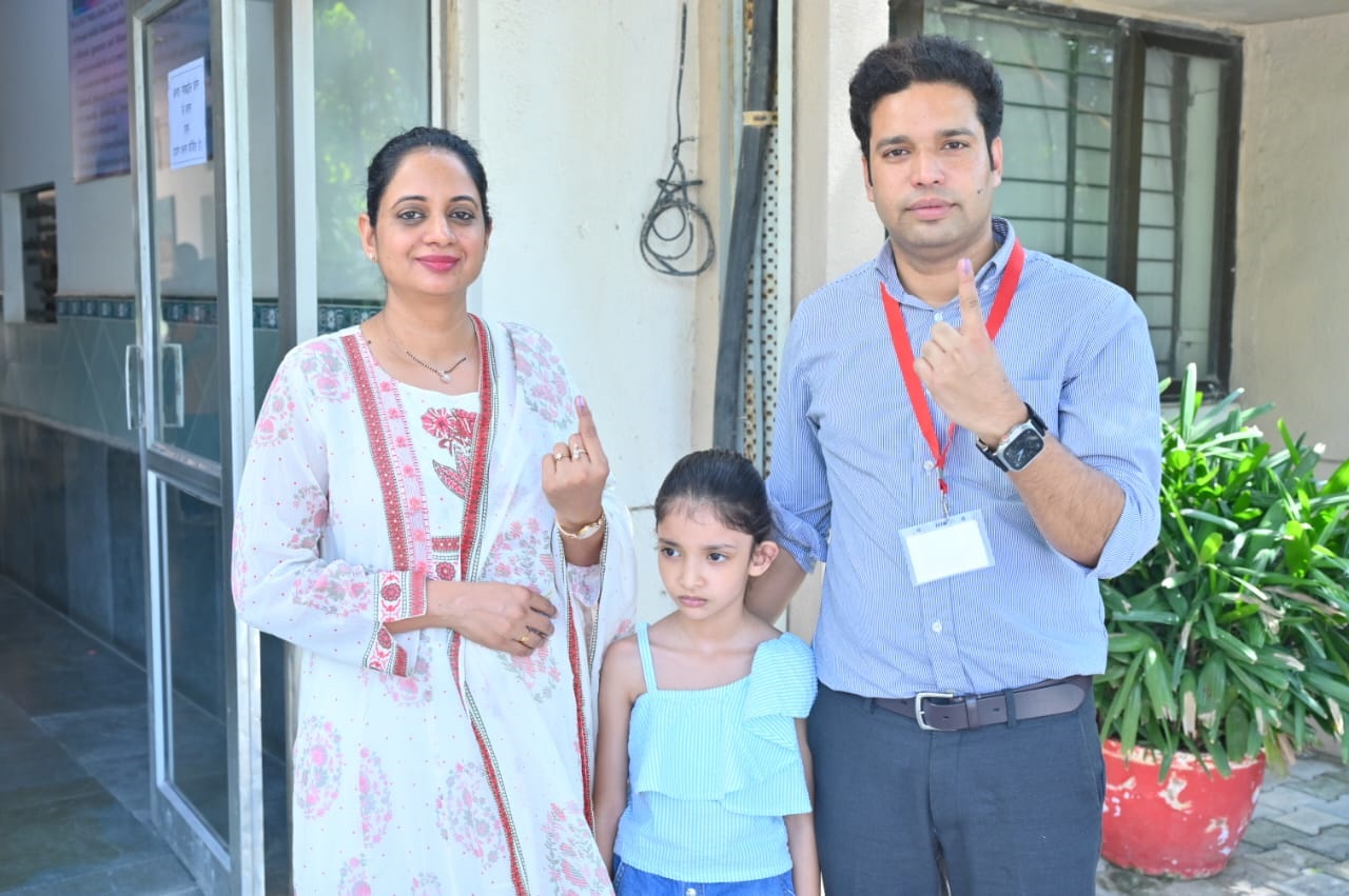 फोटो नंबर-02: गुरुग्राम में मतदान करने के बाद उंगली पर लगी स्याही दिखाते एसडीएम रविंद्र कुमार व उनकी पत्नी दर्शना।