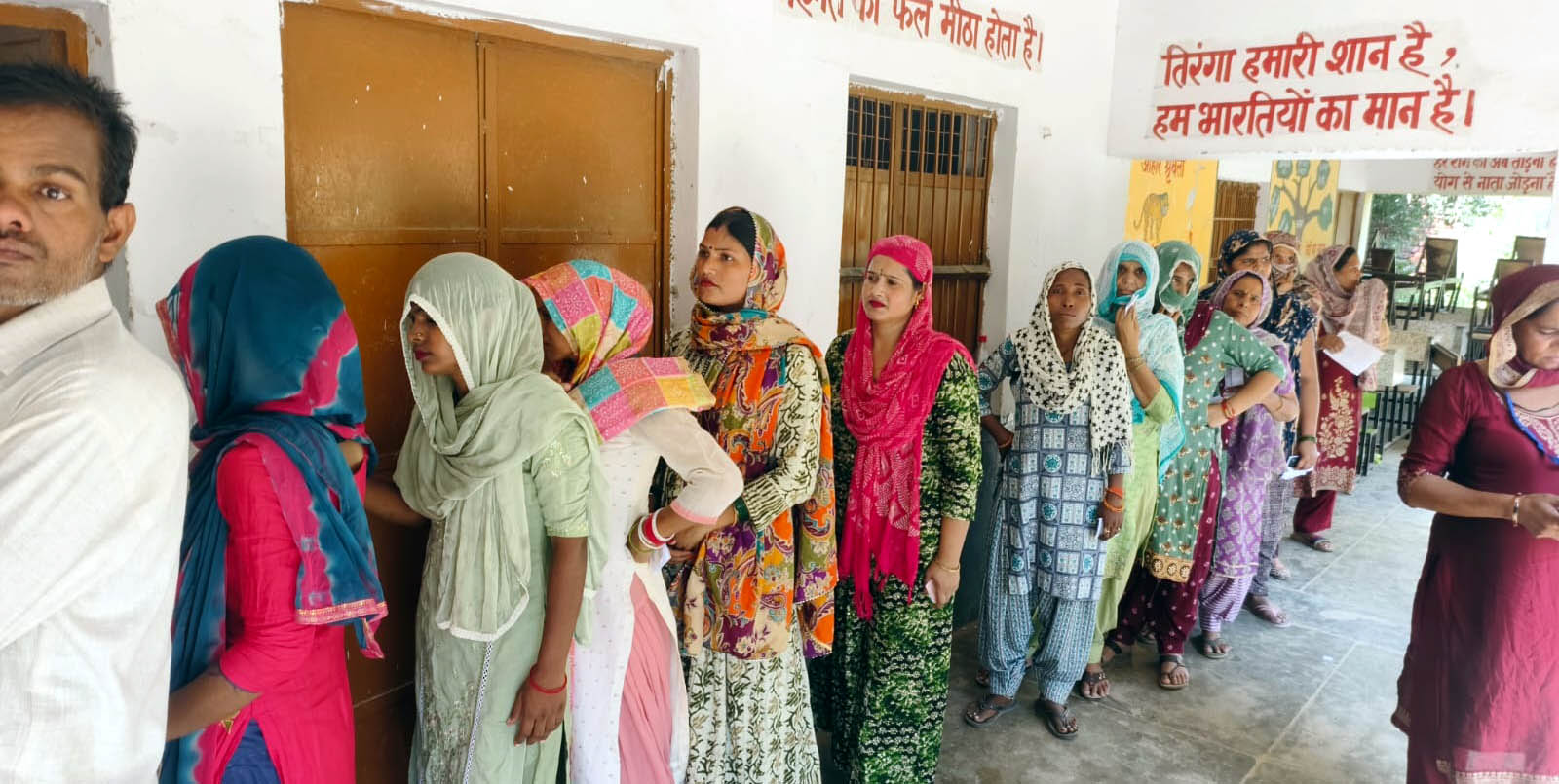 मतदान की लाईनों में लगे मतदाता मतदान की लाईनों में लगे मतदाता