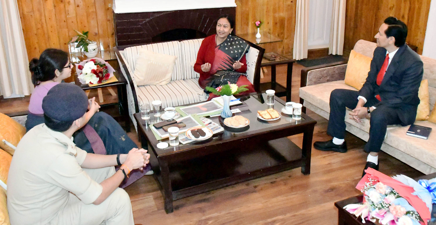 नैनीताल में अधिकारियों के साथ विकास कार्यों की समीक्षा बैठक करतीं प्रदेश के मुख्य सचिव राधा रतूड़ी। नैनीताल में अधिकारियों के साथ विकास कार्यों की समीक्षा बैठक करतीं प्रदेश के मुख्य सचिव राधा रतूड़ी।