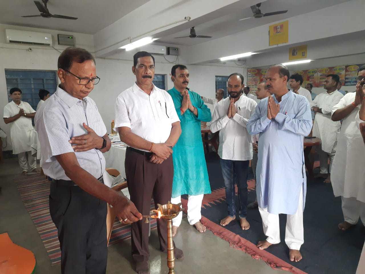 उद्घाटन करते अतिथि उद्घाटन करते अतिथि