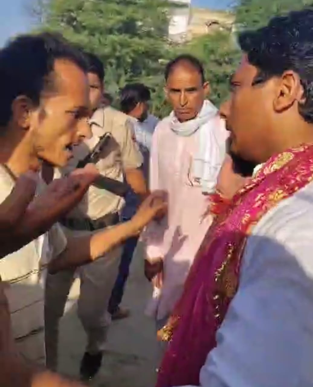 अकालगढ़ गांव में भाजपा प्रत्याशी के साथ धक्कामुक्की करते ग्रामीण। अकालगढ़ गांव में भाजपा प्रत्याशी के साथ धक्कामुक्की करते ग्रामीण।
