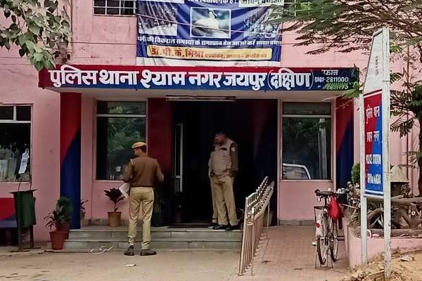 हुक्का बार पर कार्रवाई कर मैनेजर सहित पच्चीस लोग गिरफ्तार हुक्का बार पर कार्रवाई कर मैनेजर सहित पच्चीस लोग गिरफ्तार
