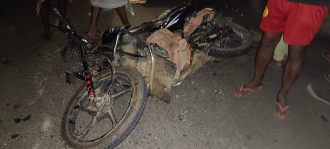 दुर्घटना स्थल पर पड़े वाहन  के टुकड़े